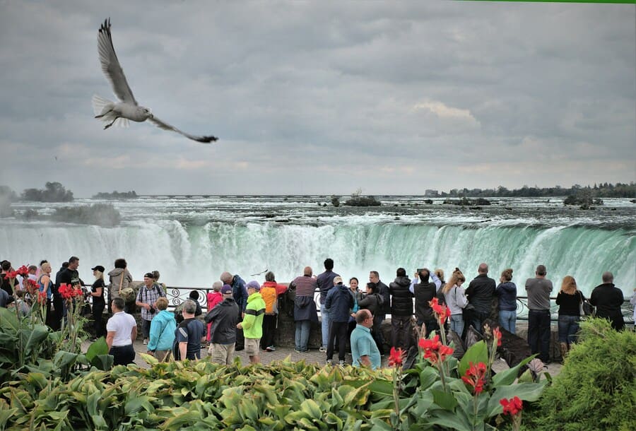 Cataratas del Niágara lado canadiense: gente tomando fotos Cataratas del Niágara lado canadiense: gente tomando fotos