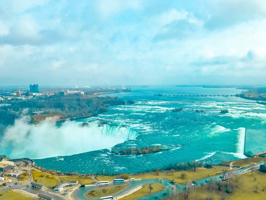 Cataratas del Niágara lado canadiense: vista aérea cerca de la ciudad Cataratas del Niágara lado canadiense: vista aérea cerca de la ciudad