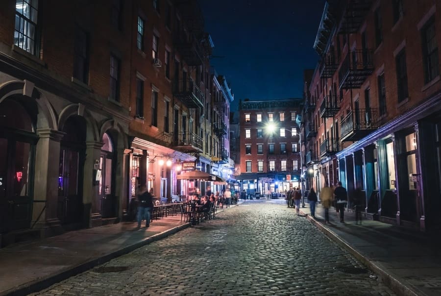 Calle empedrada de Greenwich Village de noche