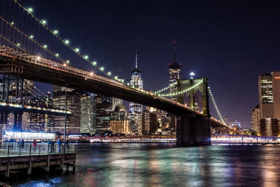 Puente de Brooklyn de noche